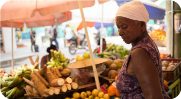 Mujer afro en un puesto de frutas de la calle