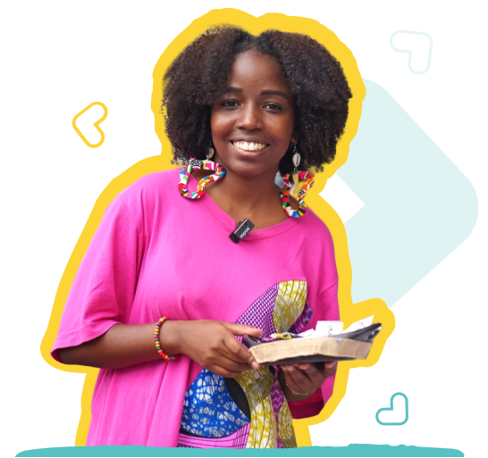 Mujer jove afro, mirando hacia la cámara y sonriendo
