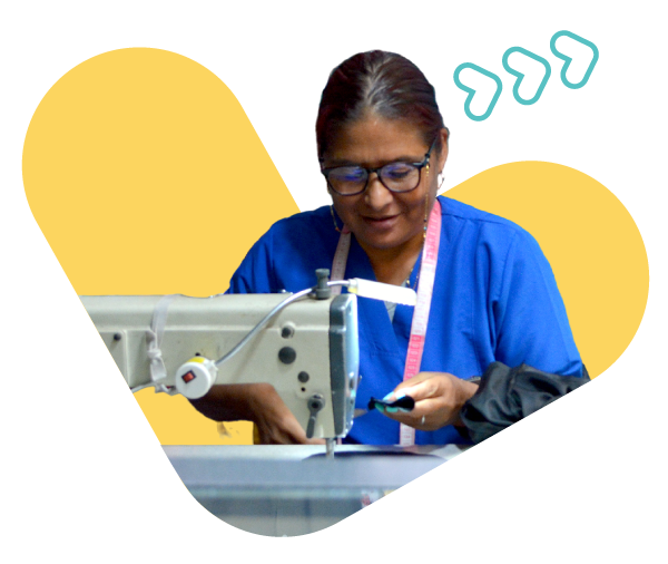Mujer trabajando en una máquina de coser