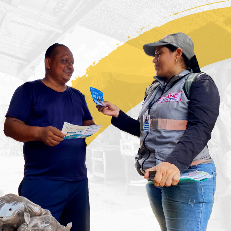 Encuestadora dándole información a un vendedor